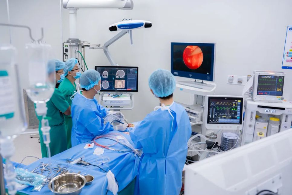Các bác sĩ phẫu thuật điều trị cho người bệnh Ảnh: BVCC