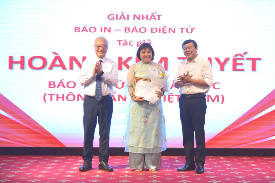 Ông Tăng Hữu Phong và ông Vũ Thế Bình, Chủ tịch Hiệp hội Du lịch Việt Nam trao giải Nhất cho tác giả Hoàng Kim Tuyết