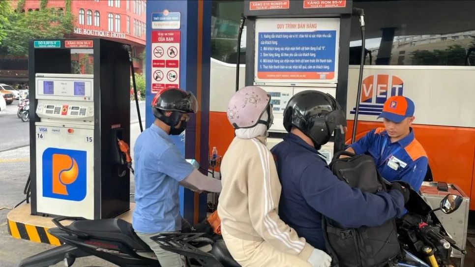 <p> Khách đổ xăng sinh học E10 tại cửa hàng Petrolimex, phường Bến Thành, TPHCM. Ảnh: THI HỒNG </p>
