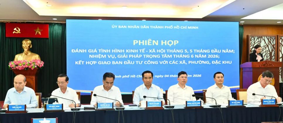 Các đồng chí chủ trì phiên họp. Ảnh: VIỆT DŨNG