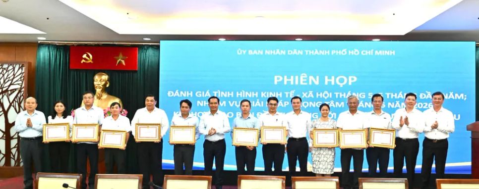 Chủ tịch UBND TPHCM Nguyễn Văn Được cùng các Phó Chủ tịch UBND TPHCM chúc mừng các tập thể có thành tích xuất sắc trong giải ngân vốn đầu tư công. Ảnh: VIỆT DŨNG