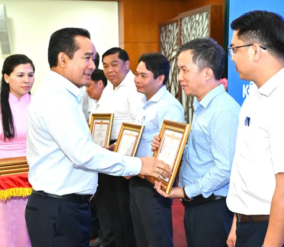 Đồng chí Nguyễn Văn Được trao khen thưởng đến các tập thể có thành tích xuất sắc trong giải ngân vốn đầu tư công. Ảnh: VIỆT DŨNG