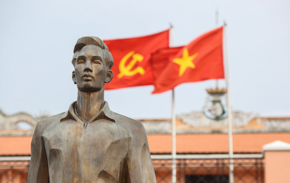 Tượng Nguyễn Tất Thành ra đi tìm đường cứu nước tại Bảo tàng Hồ Chí Minh - Chi nhánh TP.HCM