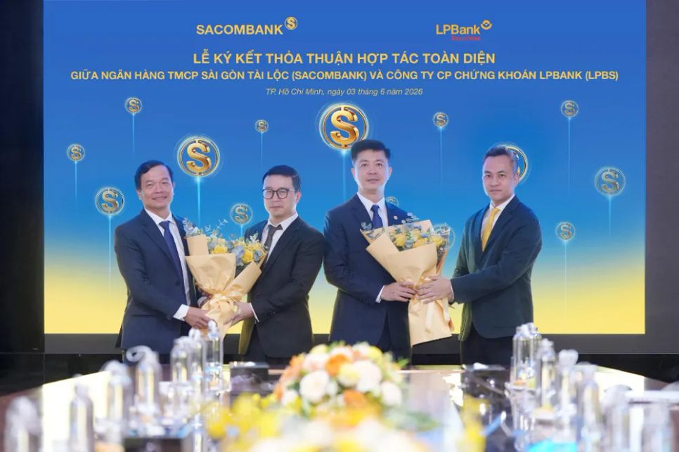 Ông Hà Văn Trung – Phó Tổng Giám đốc thường trực SACOMBANK (trái) và ông Nguyễn Duy Khoa – Chủ tịch Hội đồng Quản trị LPBS (phải) trao hoa kỷ niệm, mừng thành công của Lễ ký kết thỏa thuận hợp tác toàn diện.