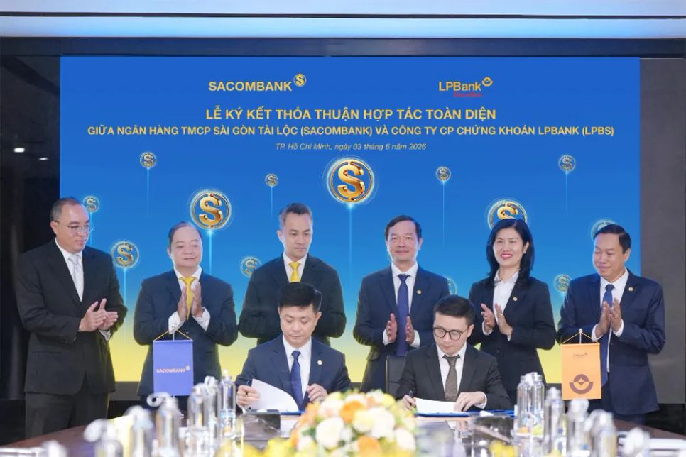Ông Nguyễn Minh Tâm, Phó Tổng Giám đốc Sacombank (trái) và ông Hoàng Việt Anh, Tổng Giám đốc LPBS (phải) thực hiện ký kết thỏa thuận hợp tác.