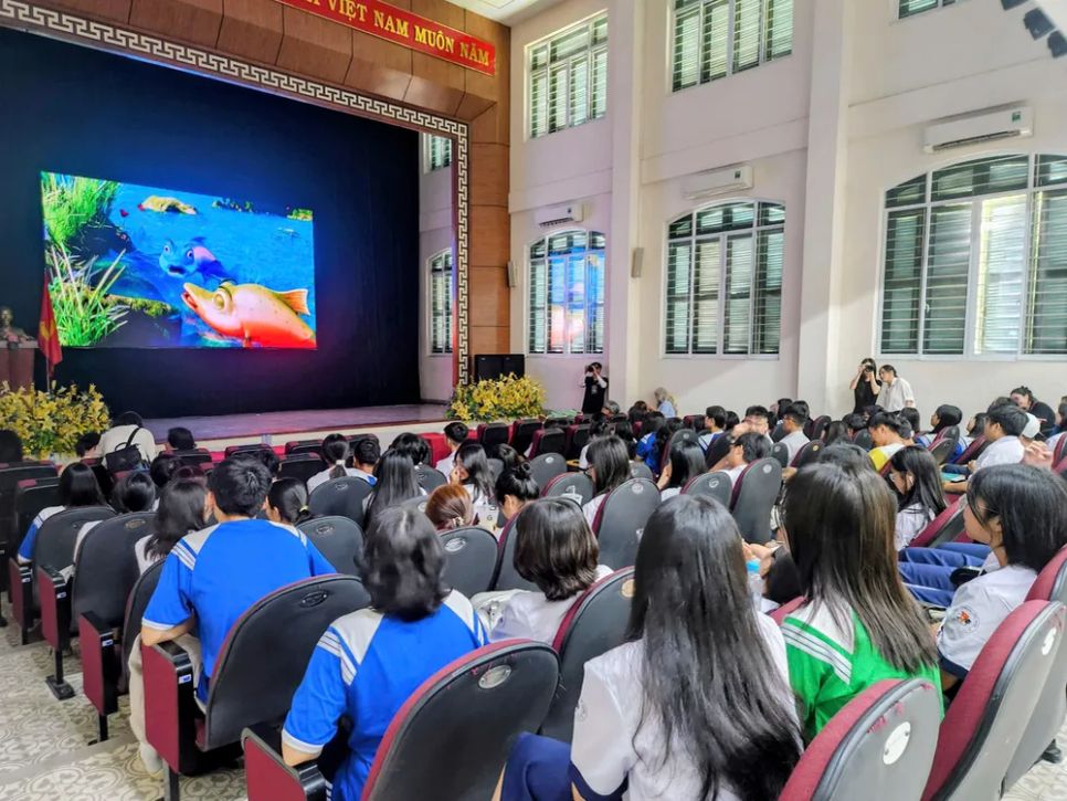 <i>Các bạn học sinh xem và giao lưu tại buổi chiếu. Ảnh: VĂN TUẤN</i>