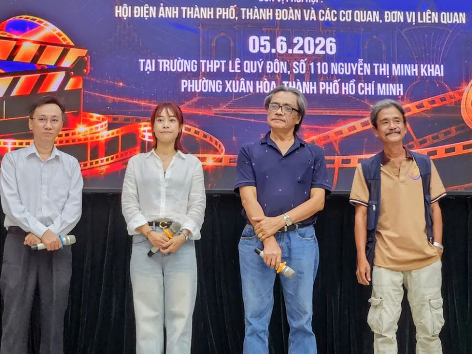 <i>Các khách mời tham gia giao lưu với học sinh. Ảnh: VĂN TUẤN</i>