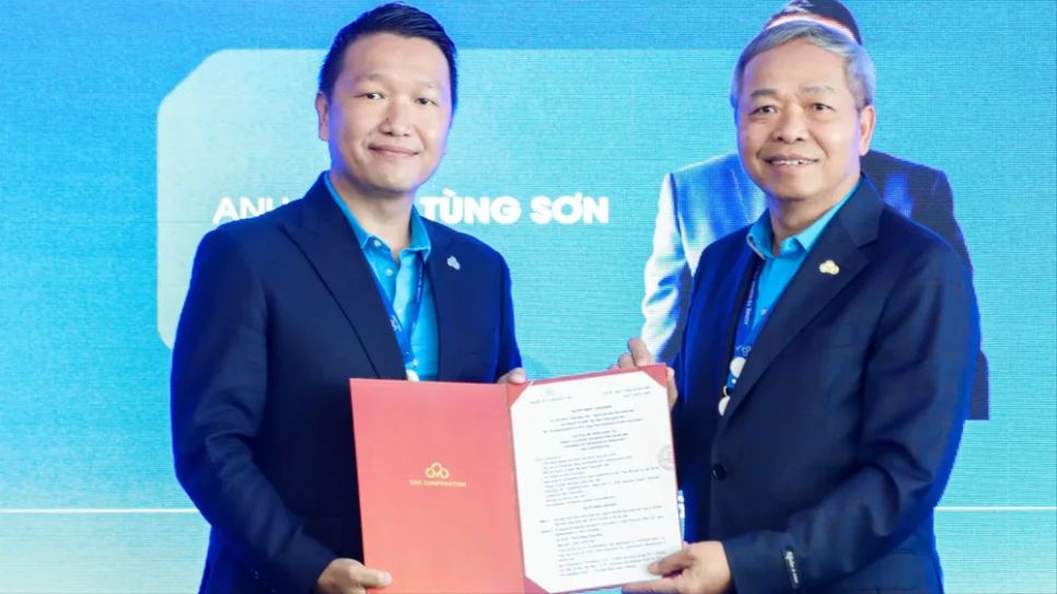 Chủ tịch CMC Nguyễn Trung Chính (trái) trao quyết định bổ nhiệm Tổng Giám đốc Tập đoàn cho ông Đặng Tùng Sơn