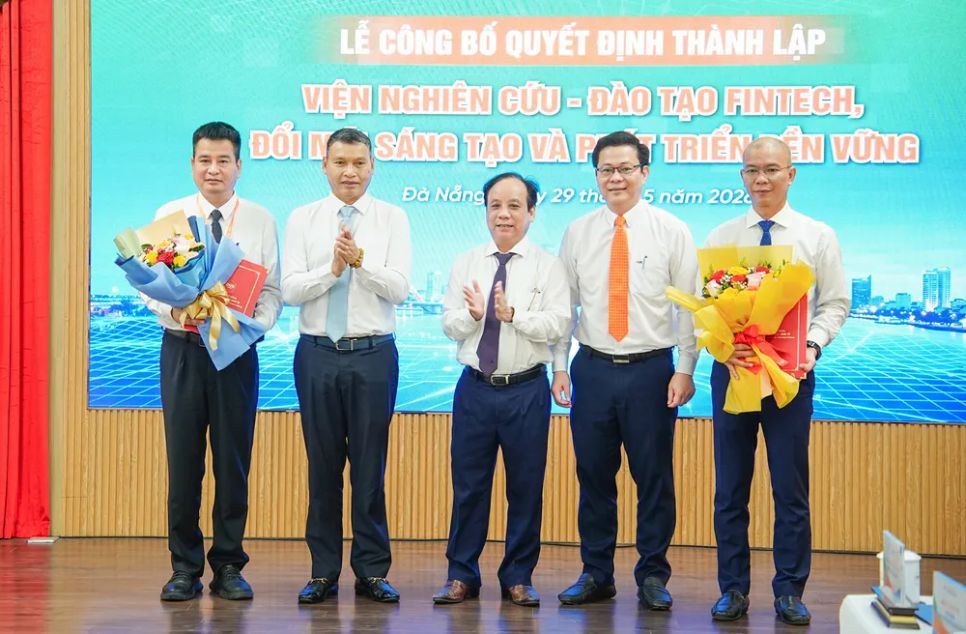 Ông Hồ Kỳ Minh, Phó Chủ tịch Thường trực UBND TP Đà Nẵng trao quyết định thành lập Viện Nghiên cứu - Đào tạo FinTech, Đổi mới sáng tạo và Phát triển bền vững
