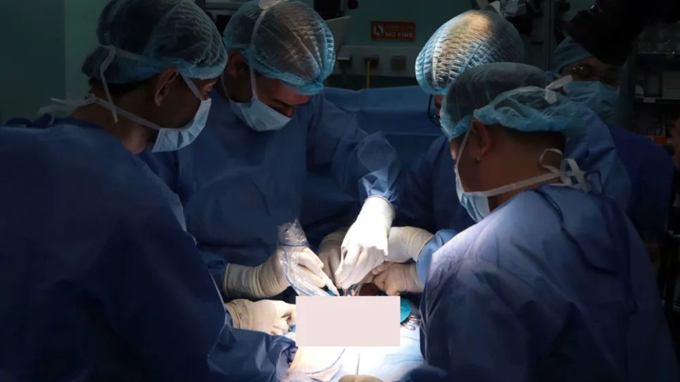 Các bác sĩ Bệnh viện Bình Dân phẫu thuật cho người bệnh bị ung thư dương vật