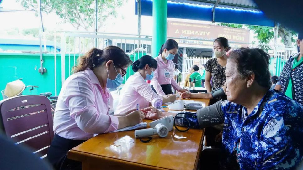 Các bác sĩ đang thăm khám cho người bệnh