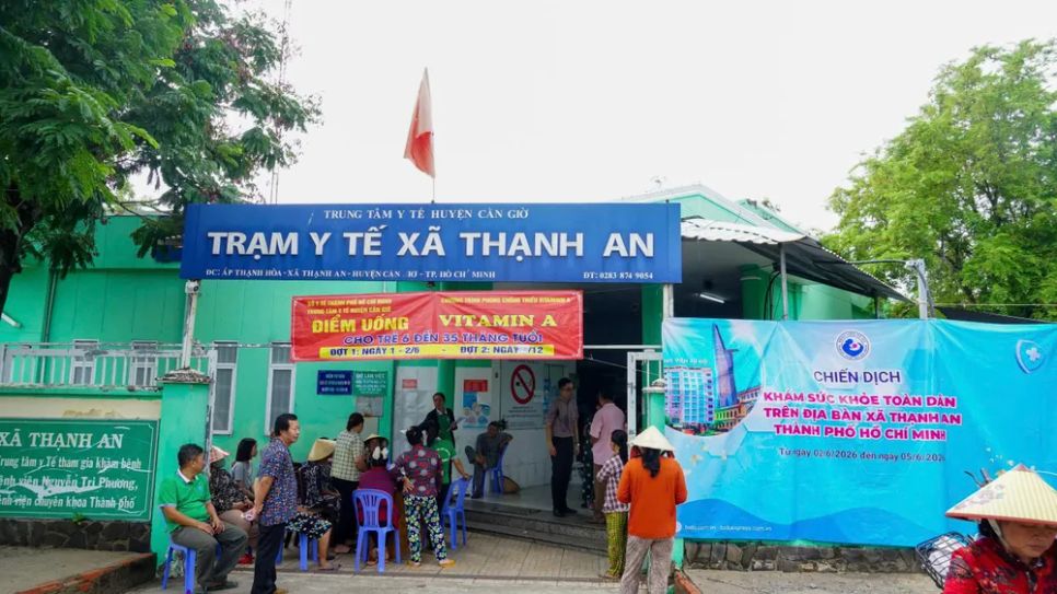 Người dân chờ được thăm khám sức khỏe
