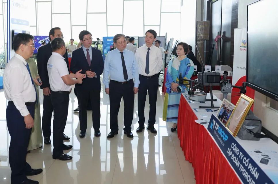 Các đại biểu tham quan trình diễn công nghệ số tại diễn đàn. Ảnh: MST