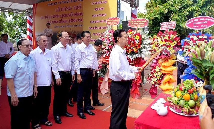 Nguyên Thủ tướng Nguyễn Tấn Dũng cùng các lãnh đạo, nguyên lãnh đạo Trung ương và tỉnh Cà Mau dâng hương tưởng niệm các bậc tiền nhân có công khai hoang, mở đất và xây dựng Đình Tân Long. Ảnh: MỸ TRÂN