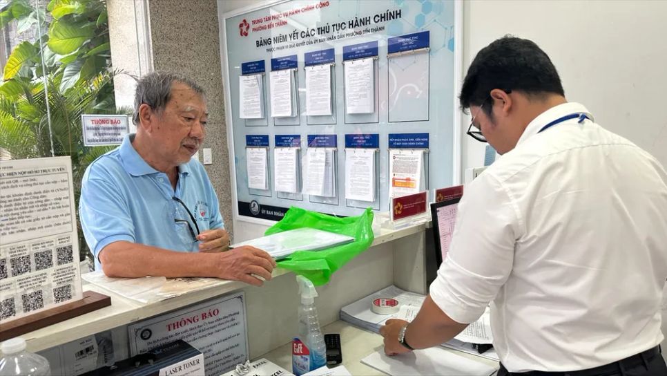 Cán bộ giải quyết thủ tục hành chính cho người dân. Ảnh: THANH HIỀN