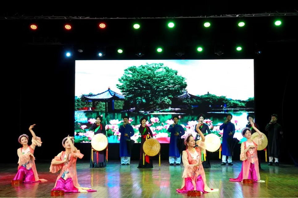 Tiết mục dân ca quan họ “Khách đến chơi nhà” chào mừng hội thảo. Ảnh: THÚY BÌNH