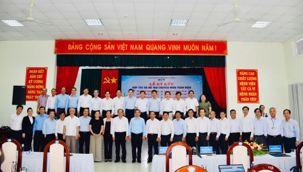 Các đại biểu chụp hình lưu niệm