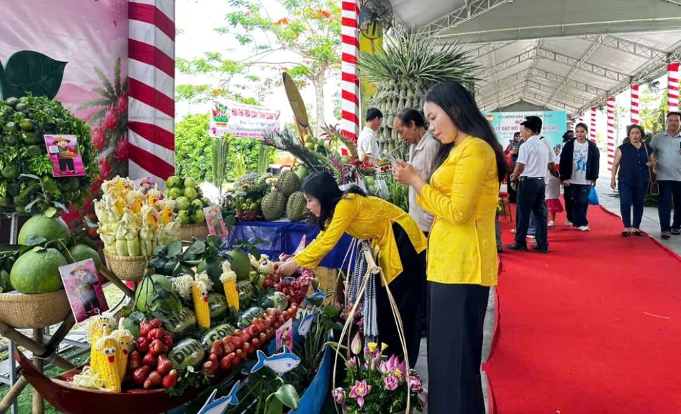 <i>Du khách tham quan tại một gian hàng trưng bày tại Lễ hội - Ảnh: Bùi Nguyên</i>