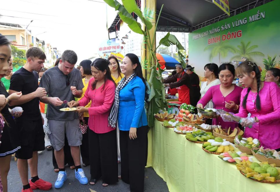 Du khách nước ngoài hào hứng thưởng thức đặc sản tại 