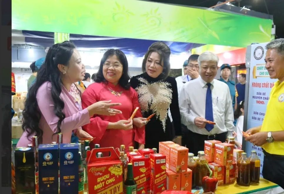 Ông Võ Thành Khả (thứ 2 từ phải)- Bí thư Đảng ủy, Chủ tịch HĐND phường Bình Đông cùng các đại biểu tham quan gian hàng trong 