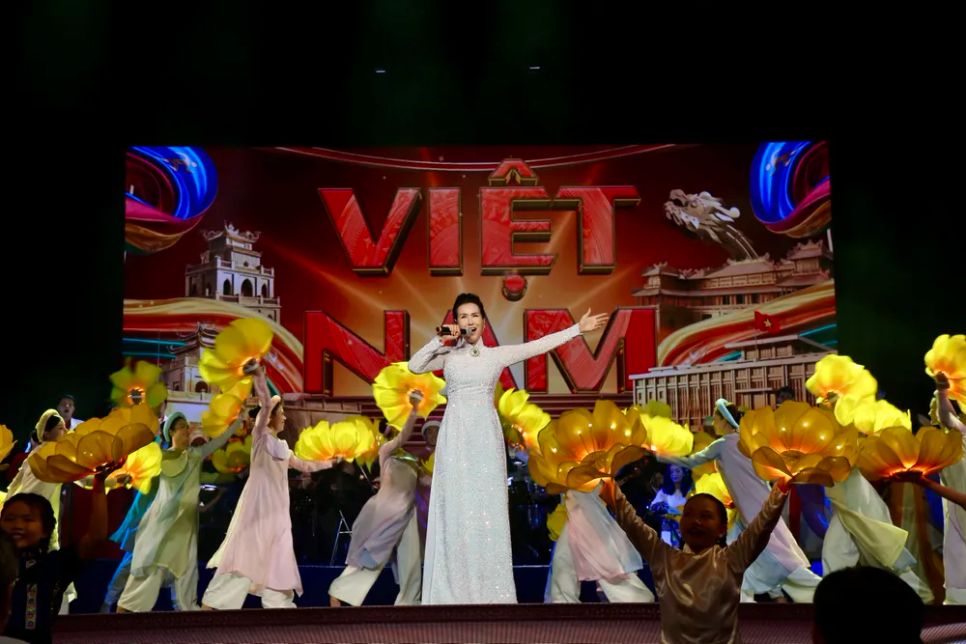 Ca sĩ Võ Hạ Trâm biểu diễn ca khúc 
