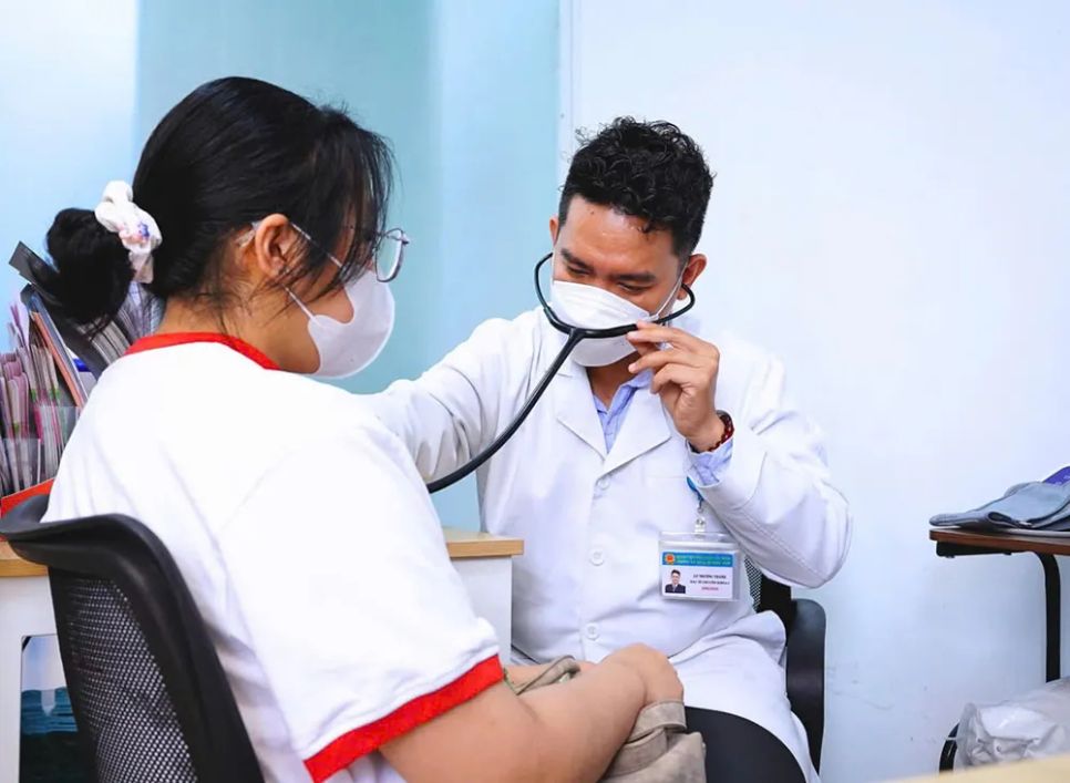 Bác sĩ Bệnh viện Nhân dân Gia Định thăm khám cho học sinh
