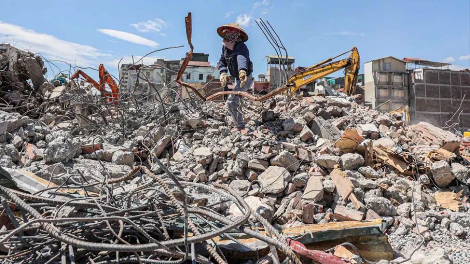 Phế thải, gạch đá chất đống tại khu vực giải phóng mặt bằng thi công dự án đường Vành đai 2.5 (ẢNH: TIẾN CƯỜNG)