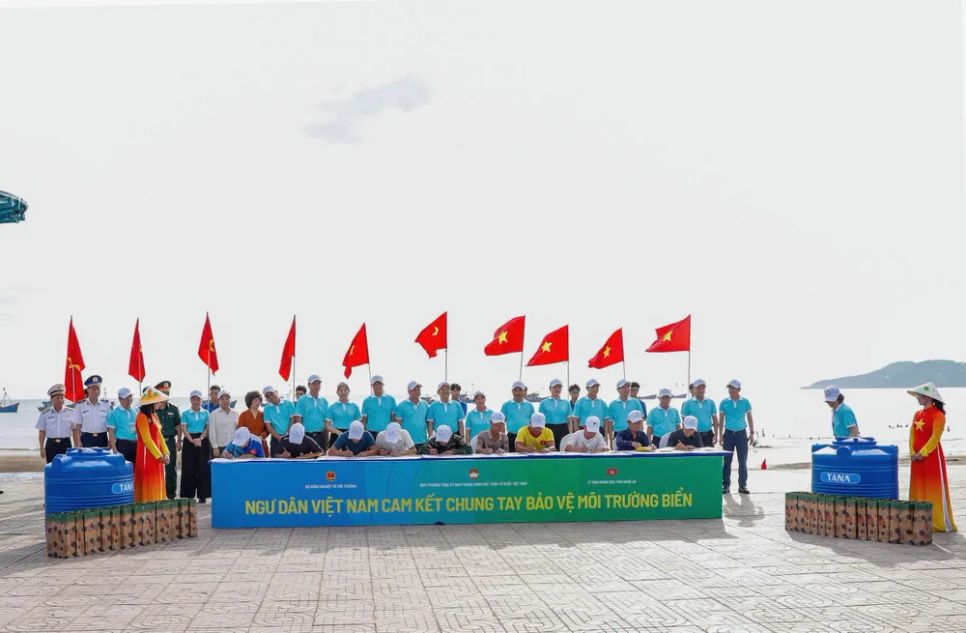 Các đại biểu chứng kiến ngư dân ký cam kết bảo vệ môi trường