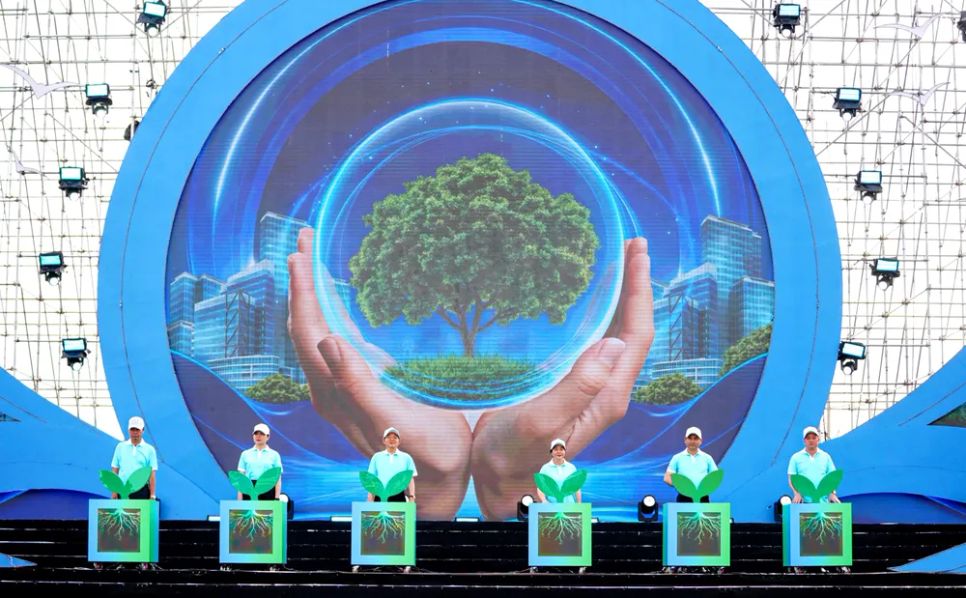 Các đại biểu thực hiện nghi thức phát động phong trào “Toàn dân chung tay bảo vệ môi trường, vì một Việt Nam xanh - sạch - đẹp”