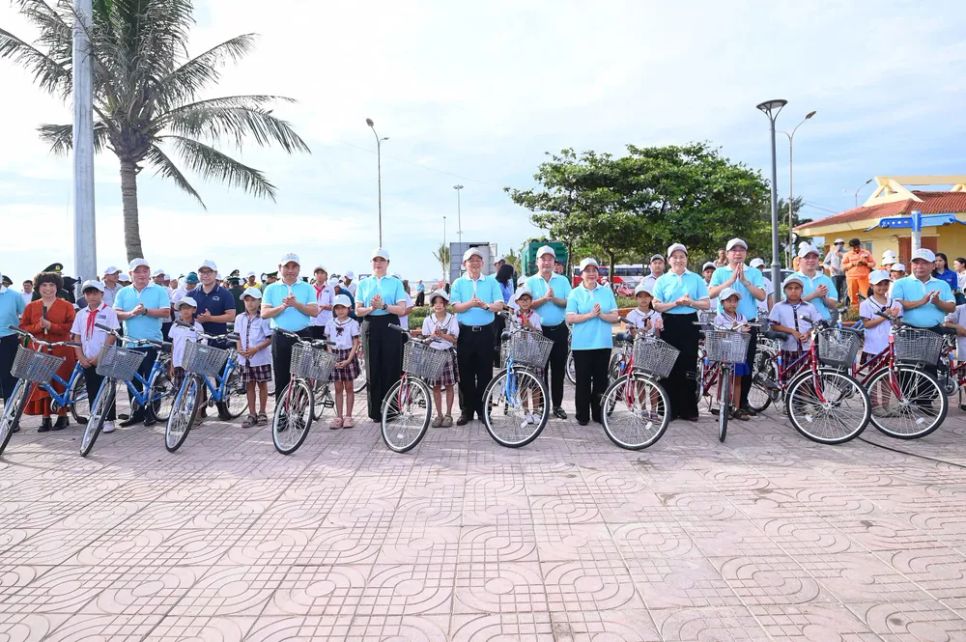 Trao quà cho con em của bà con ngư dân