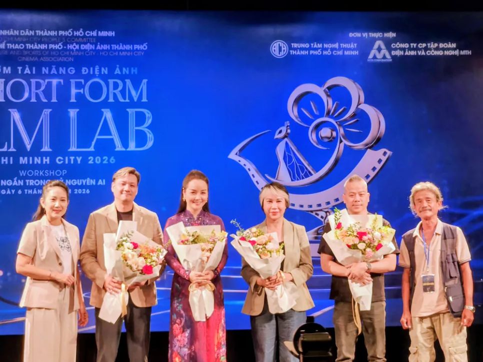 Ban tổ chức tặng hoa cho các thành viên ban giám khảo chương trình. Ảnh: VĂN TUẤN