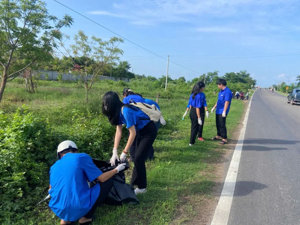 Dọn rác thải tại các tuyến đường xã Hàm Liêm
