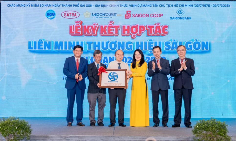 Liên minh Thương hiệu Sài Gòn tặng quà kỷ niệm cho Phó Chủ tịch UBND TPHCM Trần Văn Bảy tại buổi lễ. Ảnh: THANH HÙNG Liên minh Thương hiệu Sài Gòn tặng quà kỷ niệm cho Phó Chủ tịch UBND TPHCM Trần Văn Bảy tại buổi lễ. Ảnh: THANH HÙNG