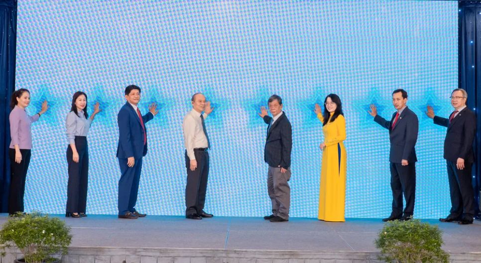 Phó Chủ tịch UBND TPHCM Trần Văn Bảy (thứ 4 từ trái sang) cùng các đơn vị thực hiện nghi thức nhấn nút thành lập Liên minh Thương hiệu Sài Gòn. Ảnh: THANH HÙNG Phó Chủ tịch UBND TPHCM Trần Văn Bảy (thứ 4 từ trái sang) cùng các đơn vị thực hiện nghi thức nhấn nút thành lập Liên minh Thương hiệu Sài Gòn. Ảnh: THANH HÙNG