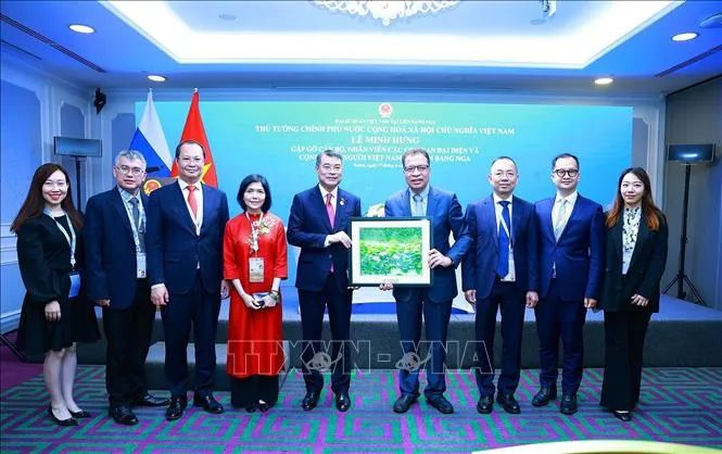 Thủ tướng Lê Minh Hưng gặp gỡ cộng đồng người Việt Nam tại Liên bang Nga. Ảnh: TTXVN