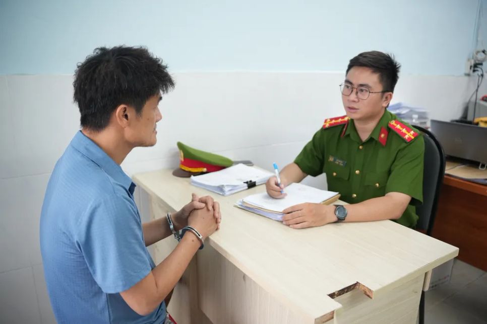 Cơ quan Công an lấy lời khai đối tượng