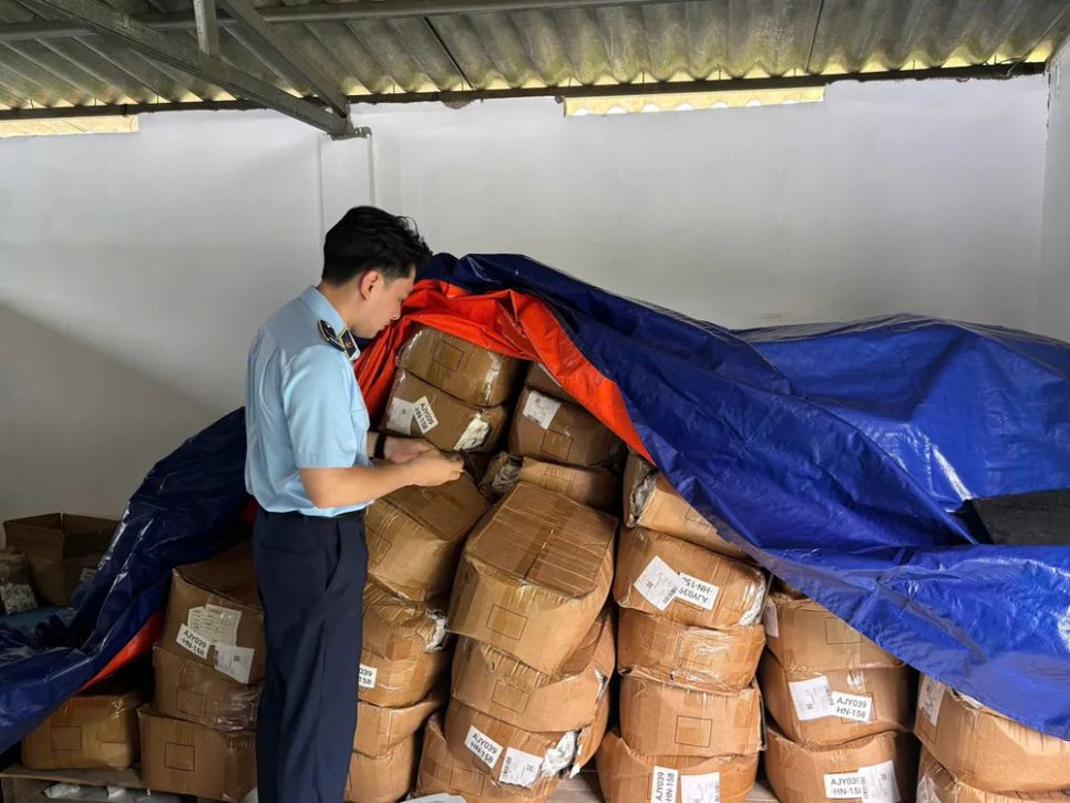 Cơ quan chức năng kiểm đếm 125 thùng hàng chứa hàng chục ngàn gói súp bột giả mạo. Ảnh: DMS
