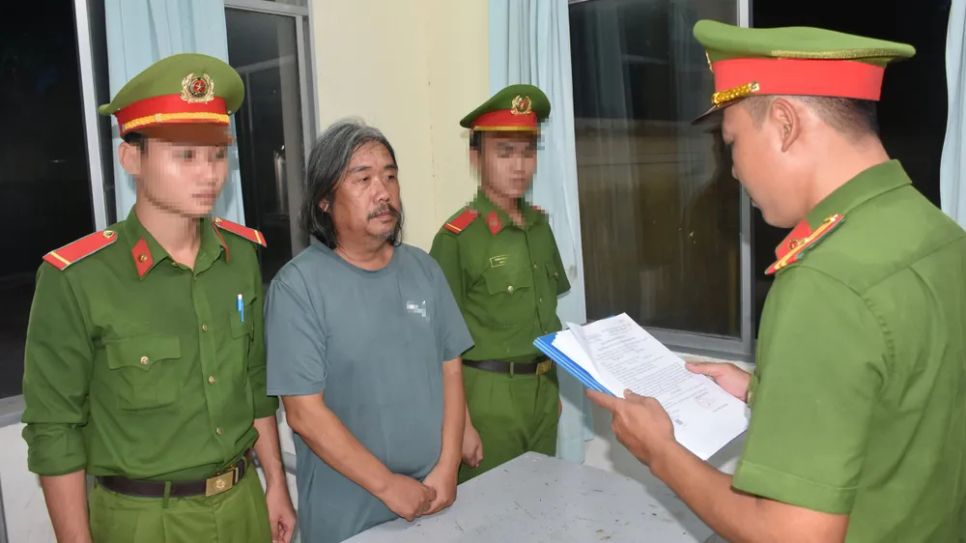 Cơ quan cảnh sát điều tra Công an tỉnh Vĩnh Long tống đạt các quyết định đối với ông Trần Ngọc Lynh. Ảnh: CACC