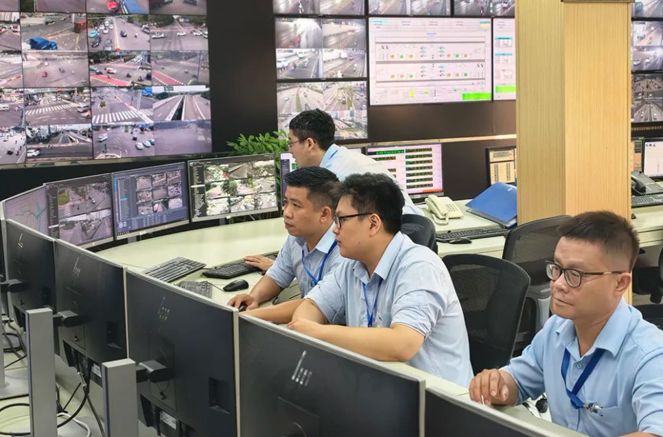 Tại Trung tâm Điều khiển Giao thông thông minh TPHCM, mọi dữ liệu được cập nhật theo thời gian thực, là nguồn dữ liệu góp phần phát triển kinh tế - xã hội. ẢNH: KIM THANH