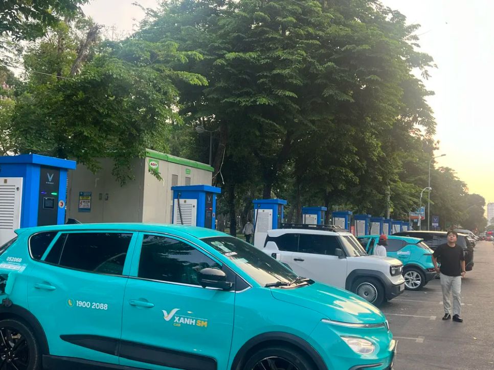 Hệ thống trụ sạc xe điện trên vỉa hè đường Lê Lai, phường Bến Thành (TPHCM). ẢNH: QUỐC HÙNG Hệ thống trụ sạc xe điện trên vỉa hè đường Lê Lai, phường Bến Thành (TPHCM). ẢNH: QUỐC HÙNG