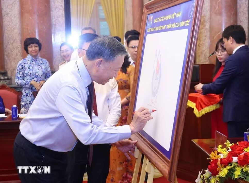 <span>Tổng Bí thư, Chủ tịch nước Tô Lâm ký lưu niệm vào biểu trưng của Hội Nhà báo Việt Nam</span>