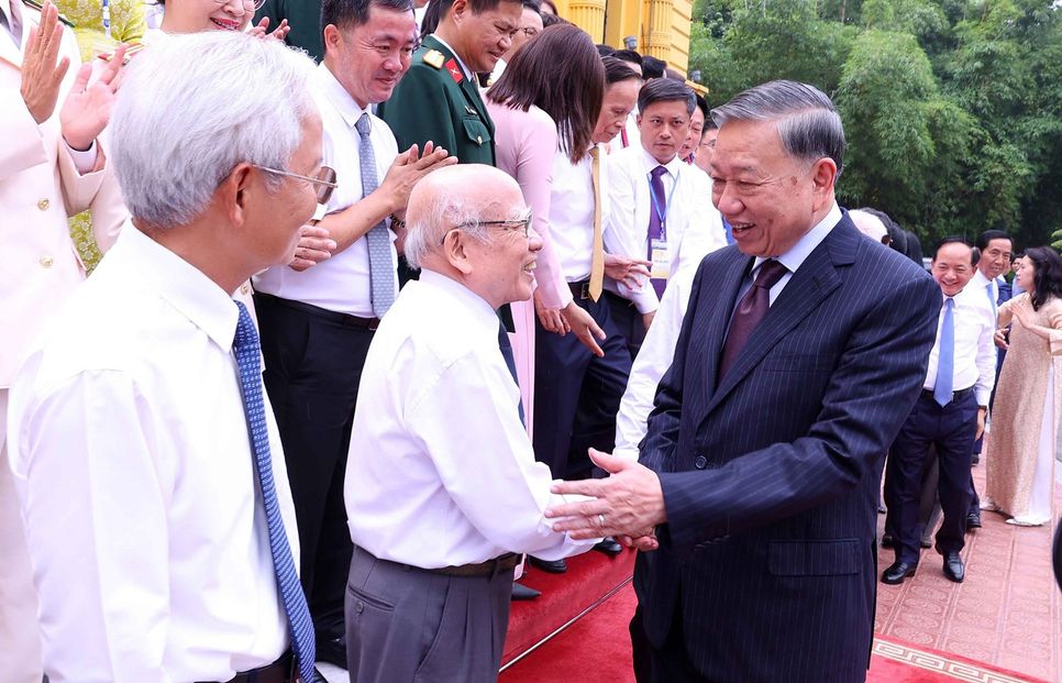 <span>Tổng Bí thư, Chủ tịch nước Tô Lâm với các nhà báo tiêu biểu. Ảnh: TTXVN</span>