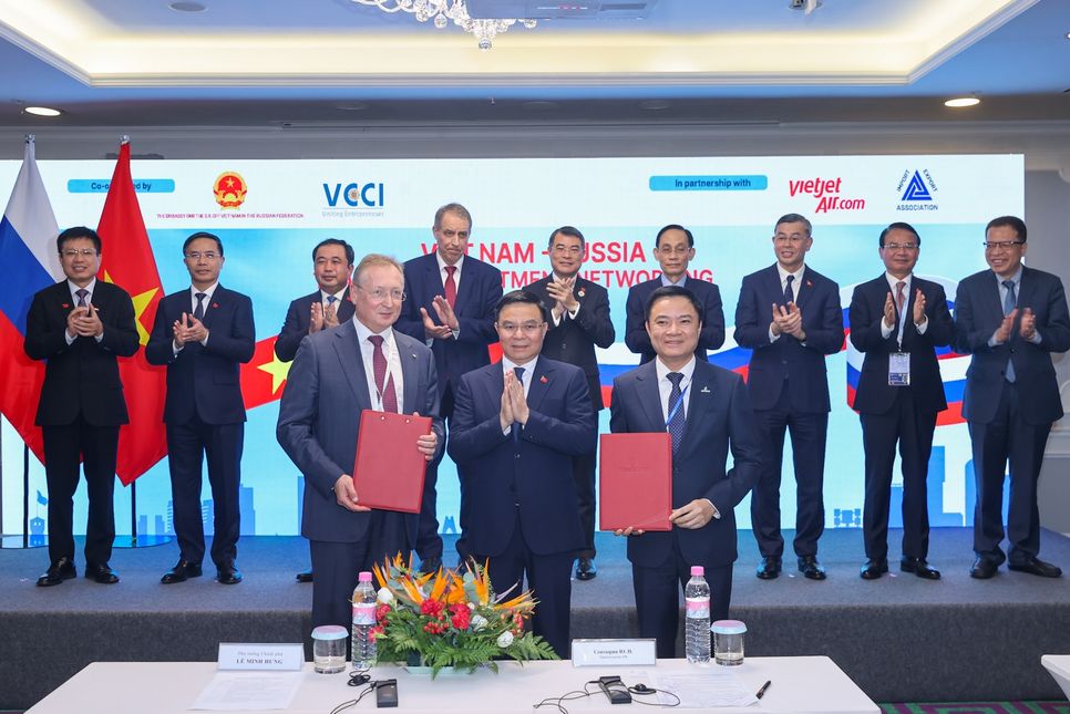 Thủ tướng Lê Minh Hưng chứng kiến trao Giấy chứng nhận đầu tư của PSC Lô 01/17&02/17, thềm lục địa Việt Nam giữa PetroVietnam và Tập đoàn Zarubezhneft. Ảnh: VGP/Nhật Bắc