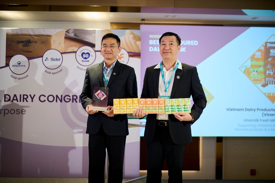 Ông Nguyễn Quang Trí - Giám đốc Điều hành Marketing Vinamilk cùng ông Đỗ Thanh Tuấn - Giám đốc Đối Ngoại Vinamilk nhận vinh danh tại Giải thưởng Đổi mới sáng tạo ngành Sữa toàn cầu 2026, Barcelona - Tây Ban Nha.