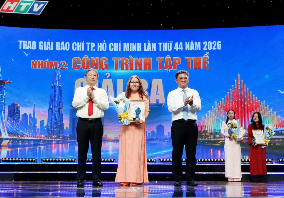 Đại diện nhóm tác giả đoạt giải Ba, nhóm Công trình tập thể Đại diện nhóm tác giả đoạt giải Ba, nhóm Công trình tập thể