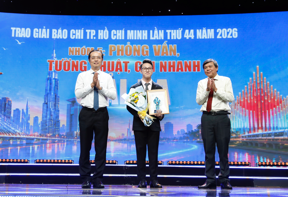 Đại diện nhóm tác giả đoạt giải Ba nhóm thể loại Phỏng vấn, tường thuật, ghi nhanh Đại diện nhóm tác giả đoạt giải Ba nhóm thể loại Phỏng vấn, tường thuật, ghi nhanh