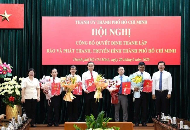 Phó bí thư thường trực Thành ủy Lê Quốc Phong và Phó bí thư Thành ủy Văn Thị Bạch Tuyết trao quyết định và hoa chúc mừng Tổng giám đốc và 4 Phó tổng giám đốc Báo và Phát thanh, Truyền hình TP.HCM Phó bí thư thường trực Thành ủy Lê Quốc Phong và Phó bí thư Thành ủy Văn Thị Bạch Tuyết trao quyết định và hoa chúc mừng Tổng giám đốc và 4 Phó tổng giám đốc Báo và Phát thanh, Truyền hình TP.HCM