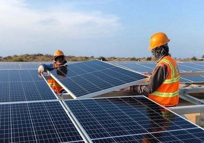 EVN kiến nghị làm rõ hiệu quả điện mặt trời tích hợp pin lưu trữ. Ảnh: T.L