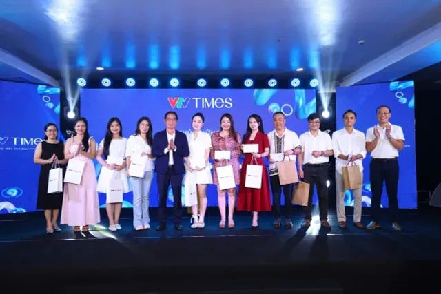 Ban Tổ chức trao giải cho các golfer đạt thành tích cao tại Giải golf tranh cúp VTV Times lần thứ II.