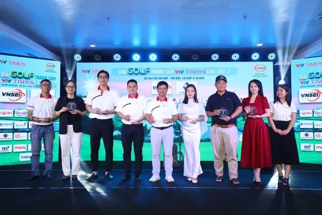 Đại diện Ban Tổ chức trao quà tri ân các đơn vị tài trợ, đồng hành cùng Giải golf tranh cúp VTV Times lần thứ II.